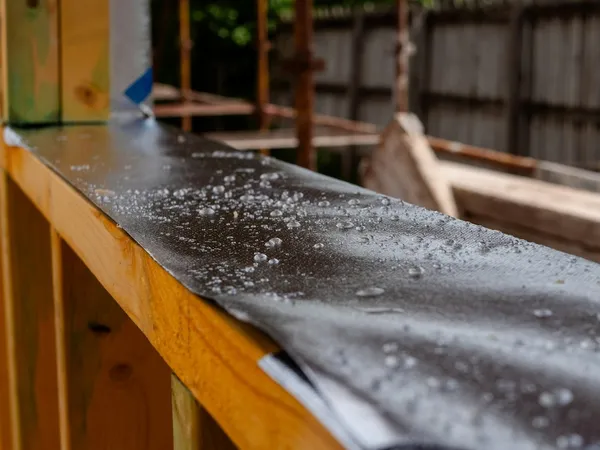 Gotas de água paradas sobre uma superfície impermeável