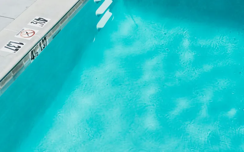Piscina cheia com água azul