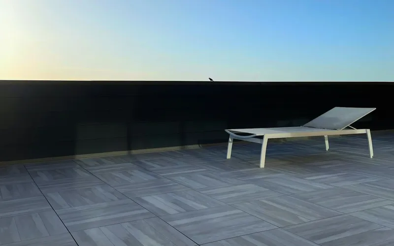 Terraço com piso e espreguiçadeira