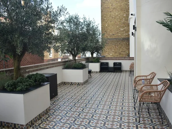 Terraço pronto com piso, floreiras e cadeiras
