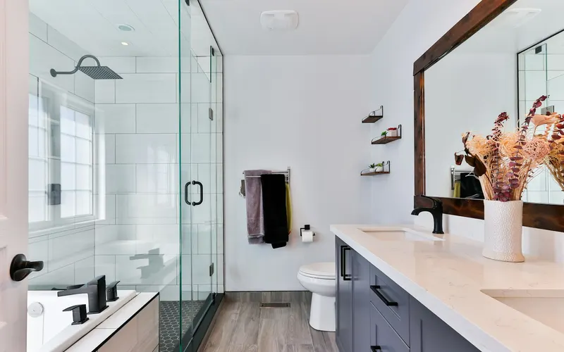 Banheiro com box de vidro e piso cerâmico