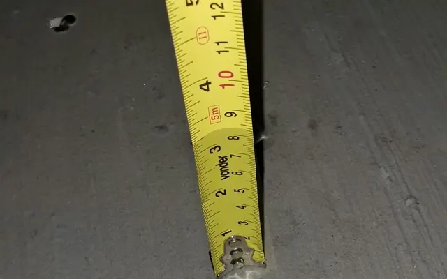 Trena medindo a lâmina d'água no teste de estanqueidade, em obra da Hidequel