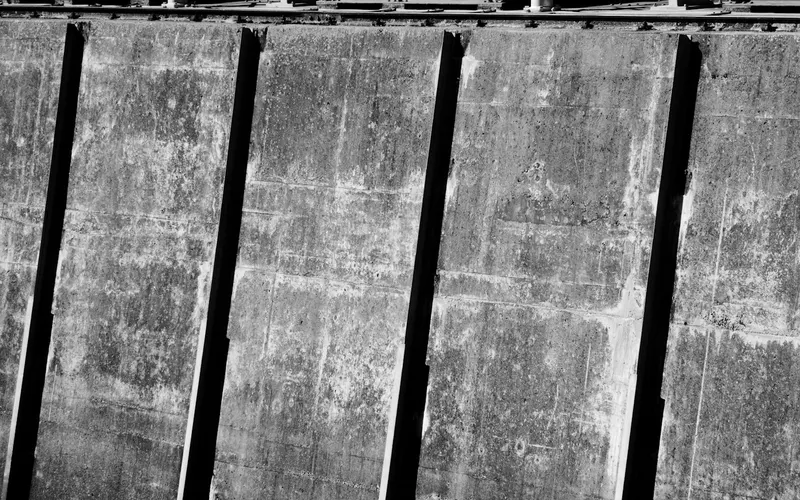 Parede de concreto de reservatório com marcas de umidade