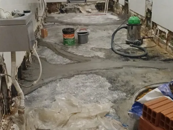 Área molhada de uso comercial com o piso aberto, antes da impermeabilização