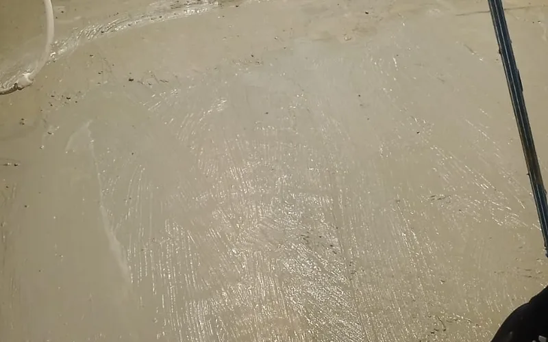 Piso de área molhada em preparo para impermeabilização, em obra da Hidequel