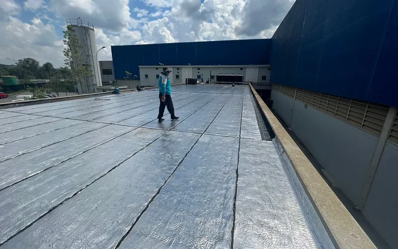 Laje de cobertura com manta asfáltica aluminizada aplicada, em obra da Hidequel