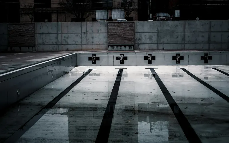 Piscina vazia preparada para reforma
